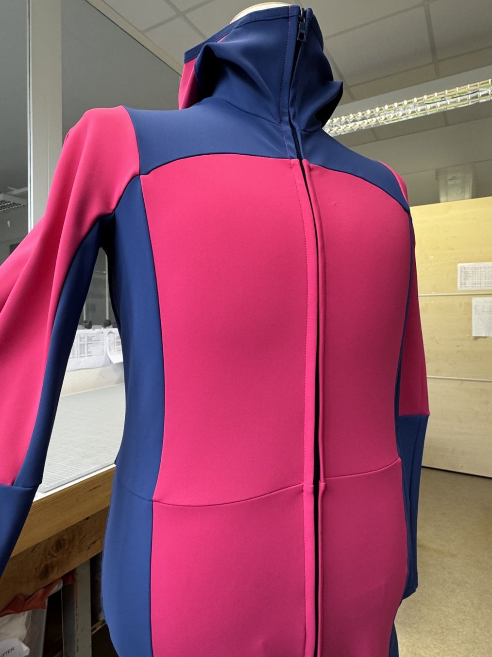 Jumpsuits: Pink-Blauer Neoprenanzug mit Kapuze – Gebraucht aus Thun von Thunerseespiele_FBM 1