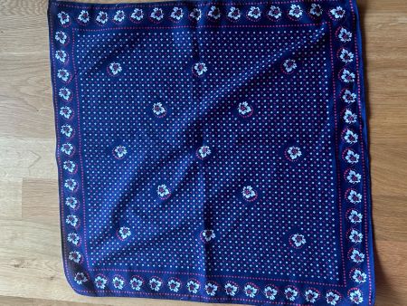 blaues quadratisches Tuch mit Blattmotive