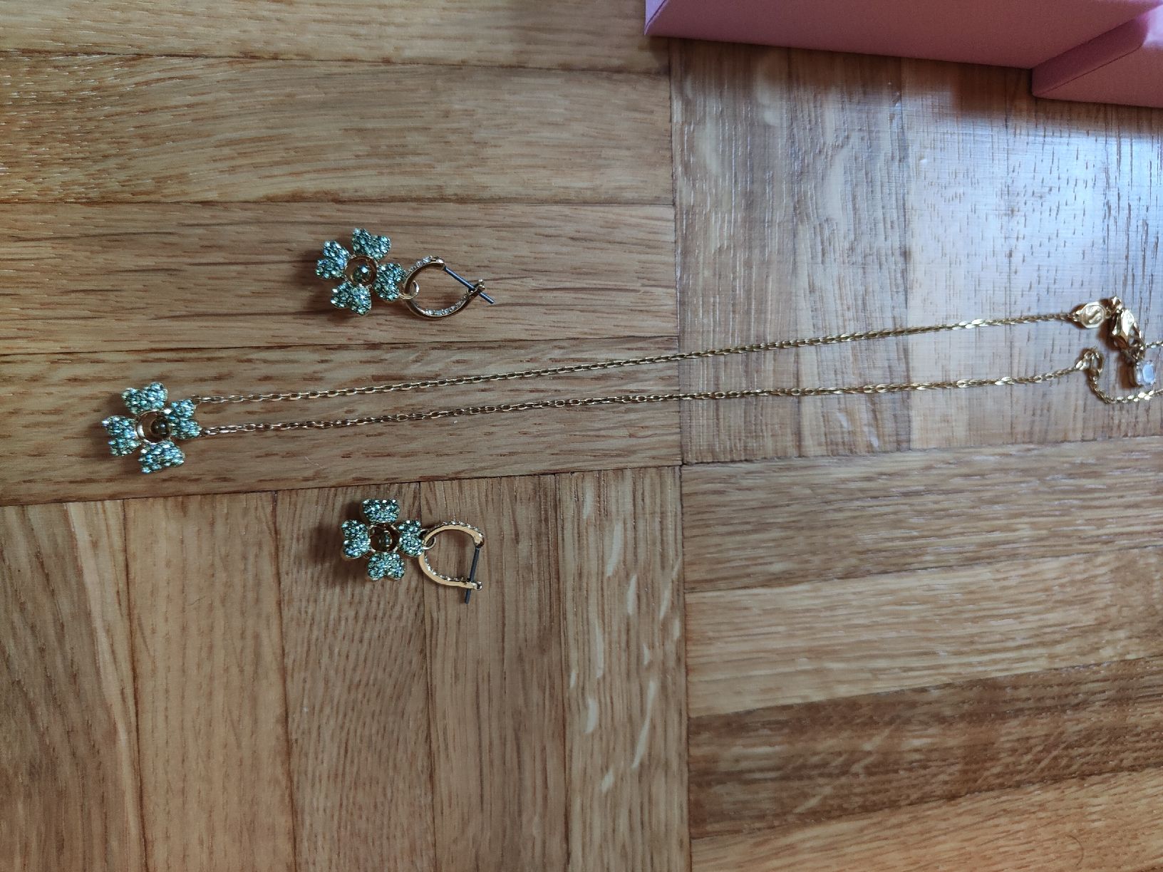 Swarovski Autres bijoux: Swarovski idyllia trèfle , parure – D'occasion à Villeneuve VD par virginie141 2