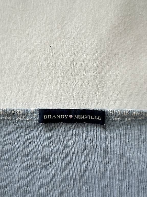 Top: Brandy Melville Top hellblau mit Blumenmuster – Usato da Winterthur venduto da ClosetFindsCH 2
