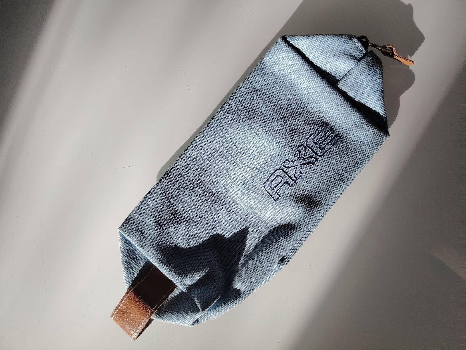 Kosmetikkoffer: Trousse de toilette Axe bleu ciel – Neu (gemäss Beschreibung) aus Penthalaz von Fever1