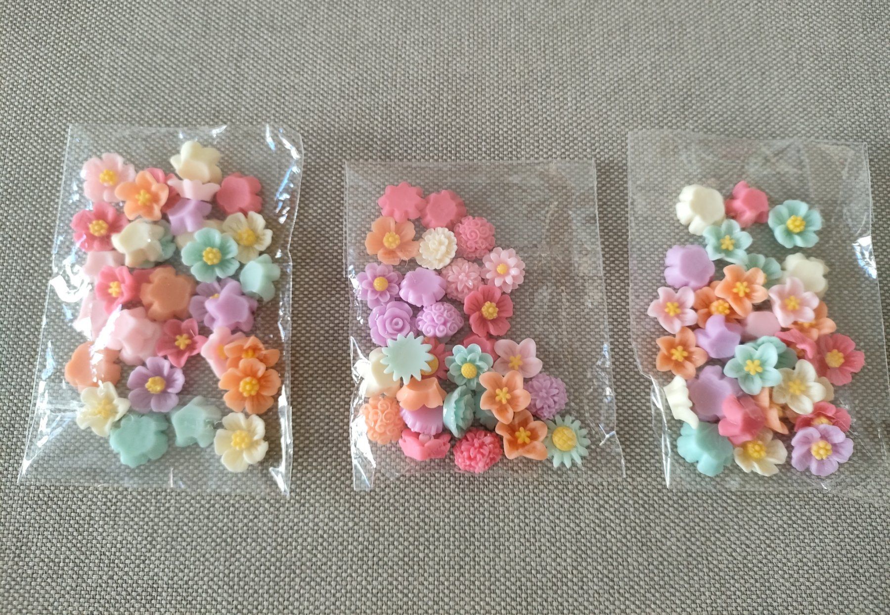 Tutte le decorazioni: 90 Stk. Cabochon mit Blumen – Nuovo e nell'imballaggio originale da Bern venduto da Lidia.5 1