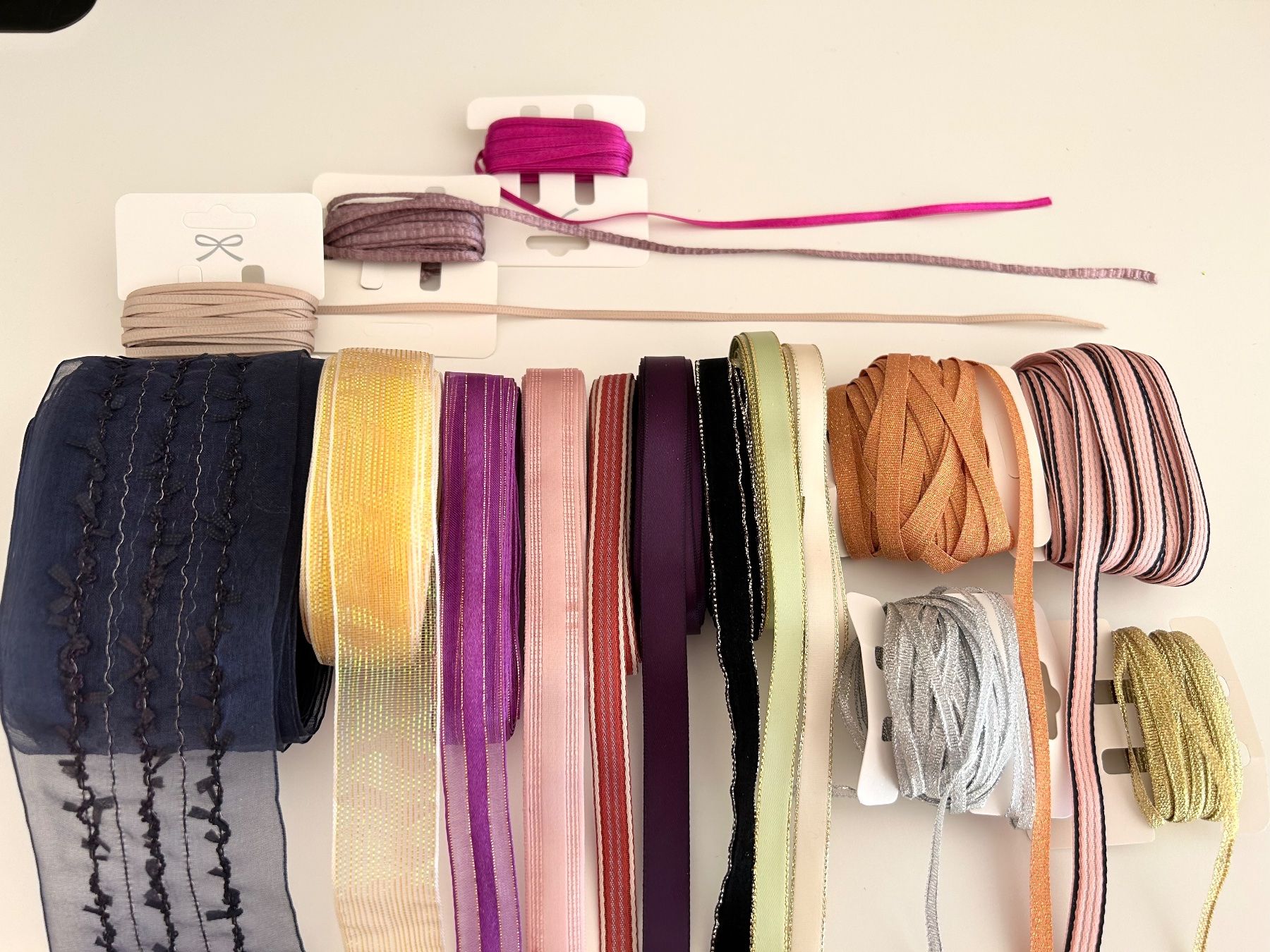 Nastri decorativi: Geschenkbänder / Ribbons - 4 meters in total for 1 Fr – Nuovo e nell'imballaggio originale da Basel venduto da lau_982w 5