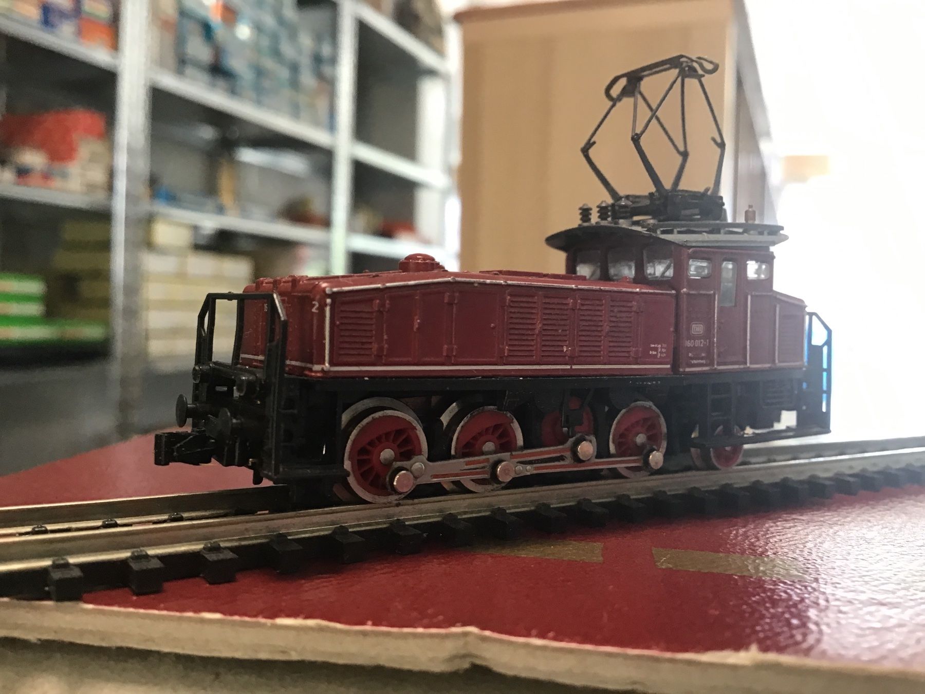 Roco Modelleisenbahnen: ROCO SPUR N E-Lok rot – Gebraucht aus Männedorf von Spezial-Modelle