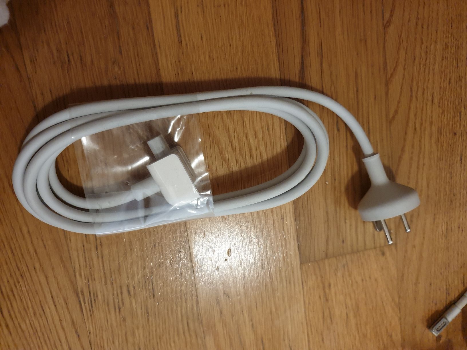 Apple Cavi: Apple MacBook MagSafe Ladekabel 002 – Usato da Ittigen venduto da Ziok187