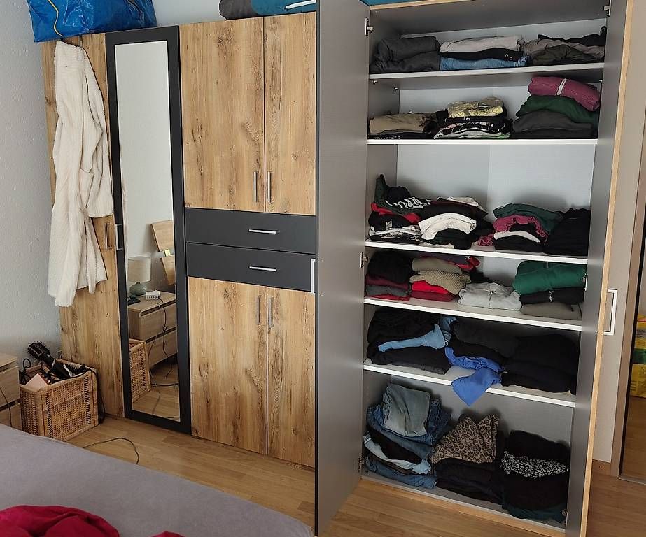 Schränke: Neuwertiger Kleiderschrank – Gebraucht aus Kirchberg BE von deb_7rzz 1
