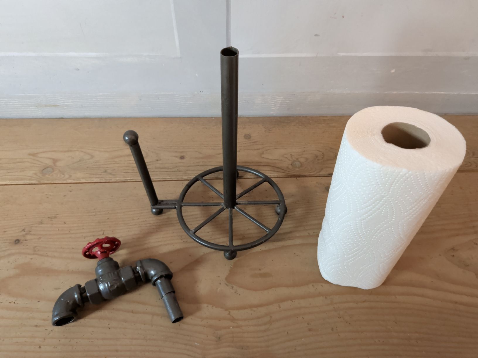 Altro per la casa: Küchenrollenhalter Rohr-Design Metall dunkelgrau / rot – Usato da Dietfurt venduto da Subforce1853 4