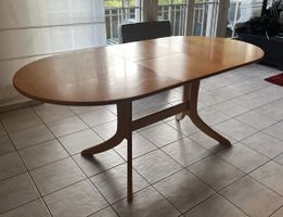 Ausziehbarer Holztisch