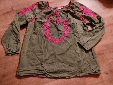 Sommer Tunika von Bodyflirt, Khaki mit pinker Stickerei