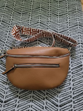 Trendige Bauchtasche in Cognacbraun mit Mustergurt