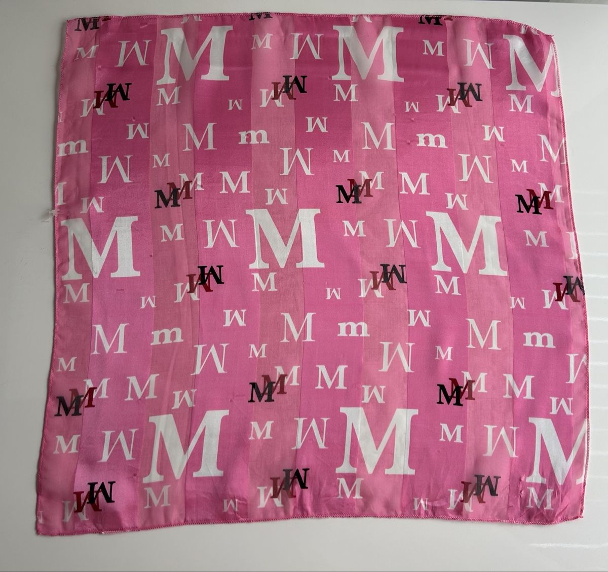 Foulard & Sciarpe: Pink Scarf with M Pattern Good Condition – Usato da Saland venduto da ele_vc96