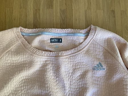 Adidas cropped Sweater, cooler Relief Stoff !