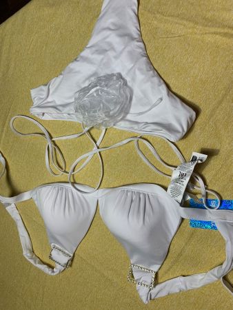 Bikini bianco con decorazioni floreali e strass usato