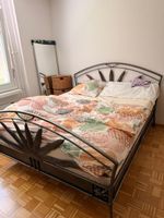 Bett mit Matratze und Bank