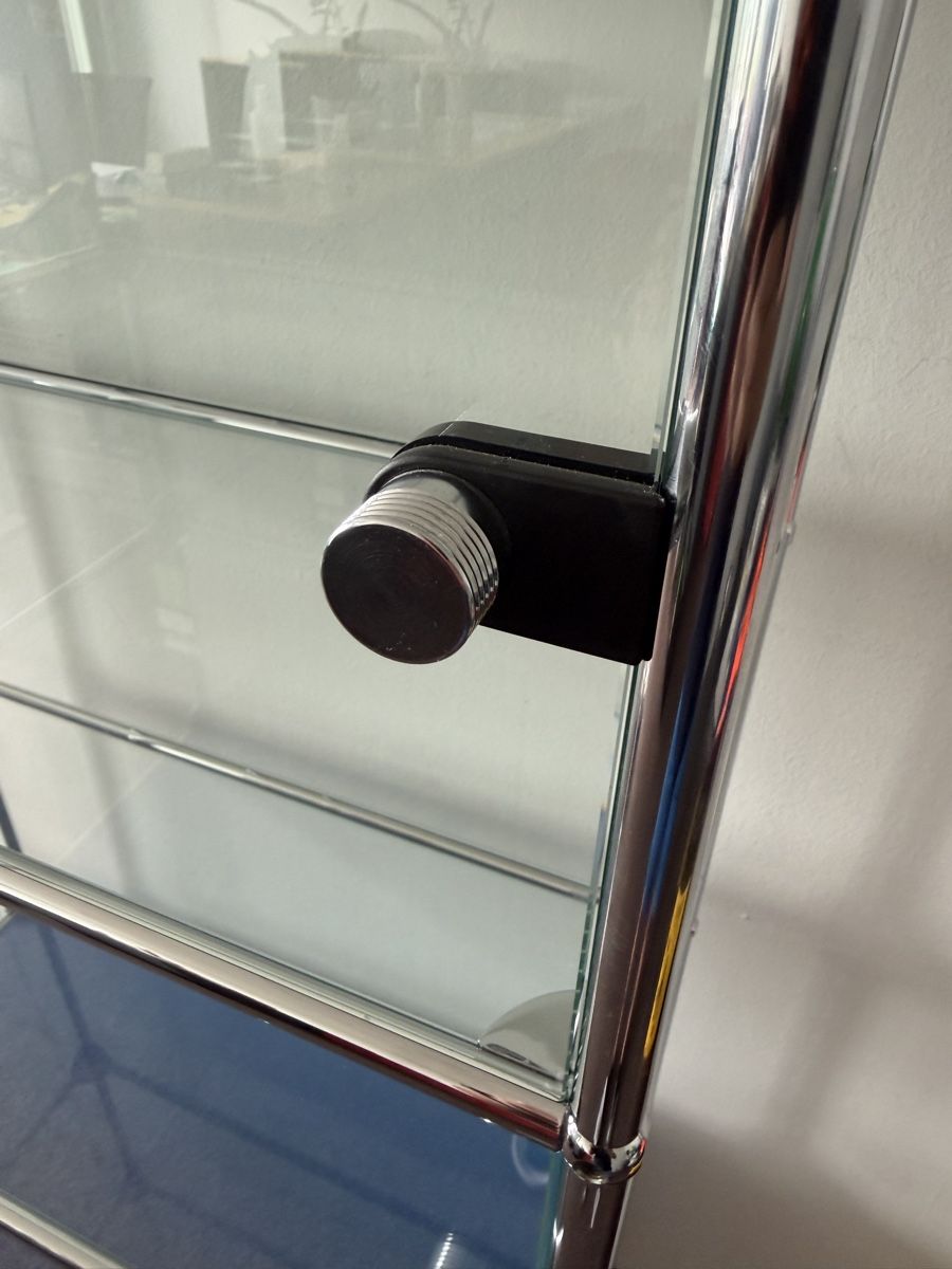 USM Vitrines: USM Haller Glasvitrine – D'occasion à Rickenbach b. Wil par Pinus8 5