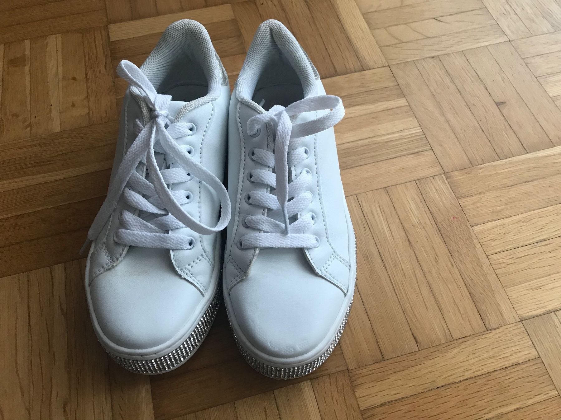 Scarpe per ragazze: Sneaker mit Strasssteinchen Grösse 33 weiss – Usato da Emmenbrücke venduto da Hathor123 3