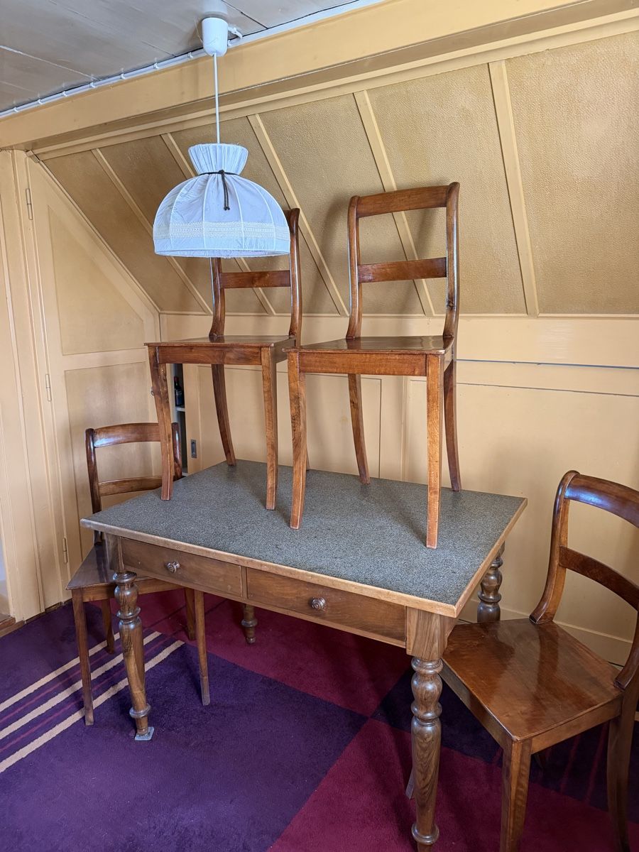 Set di tavolo e panche: Antiker Tisch mit 4 Stühlen – Usato da heiden venduto da Himmelschtern