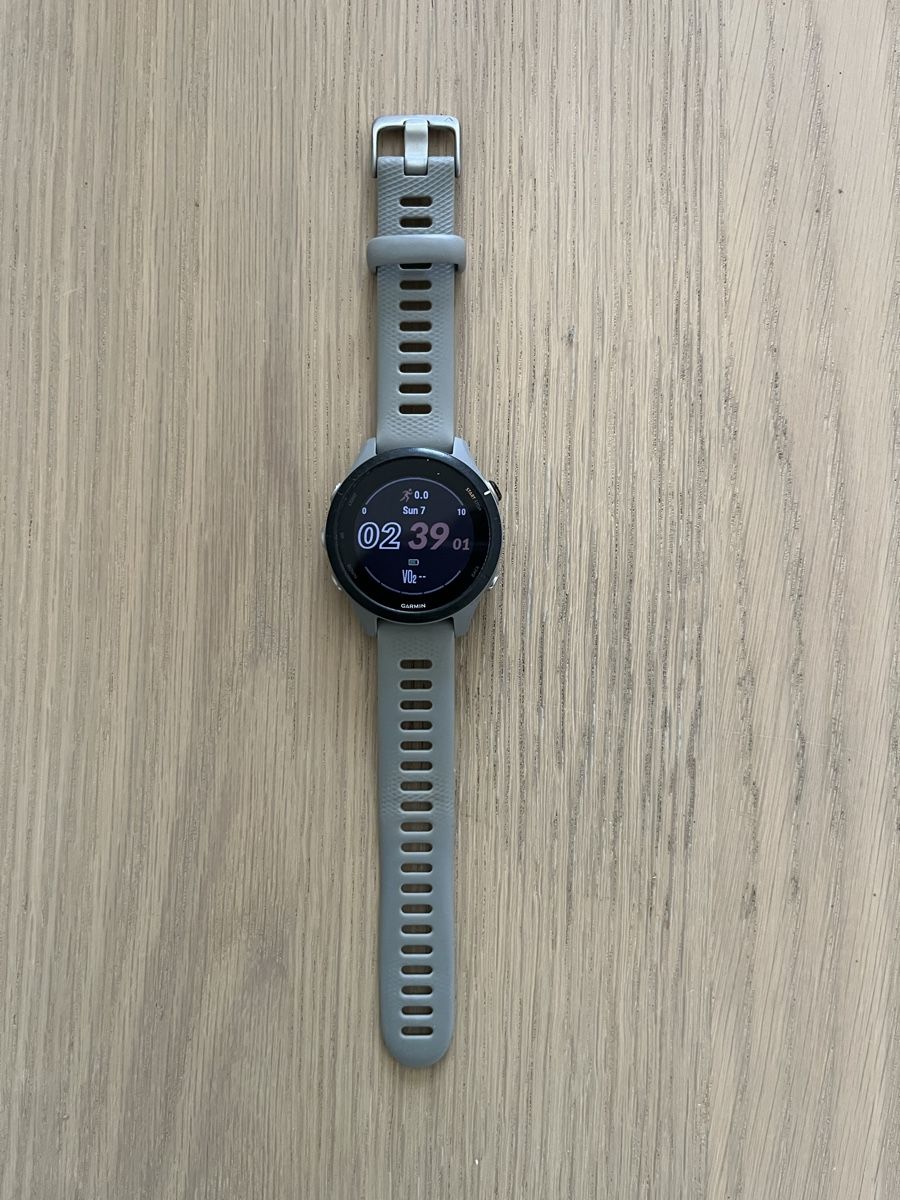 Garmin Smartwatch: Garmin Forerunner 255s Hellgrau - Guter Zustand  – Usato da Basel venduto da Tobias.99