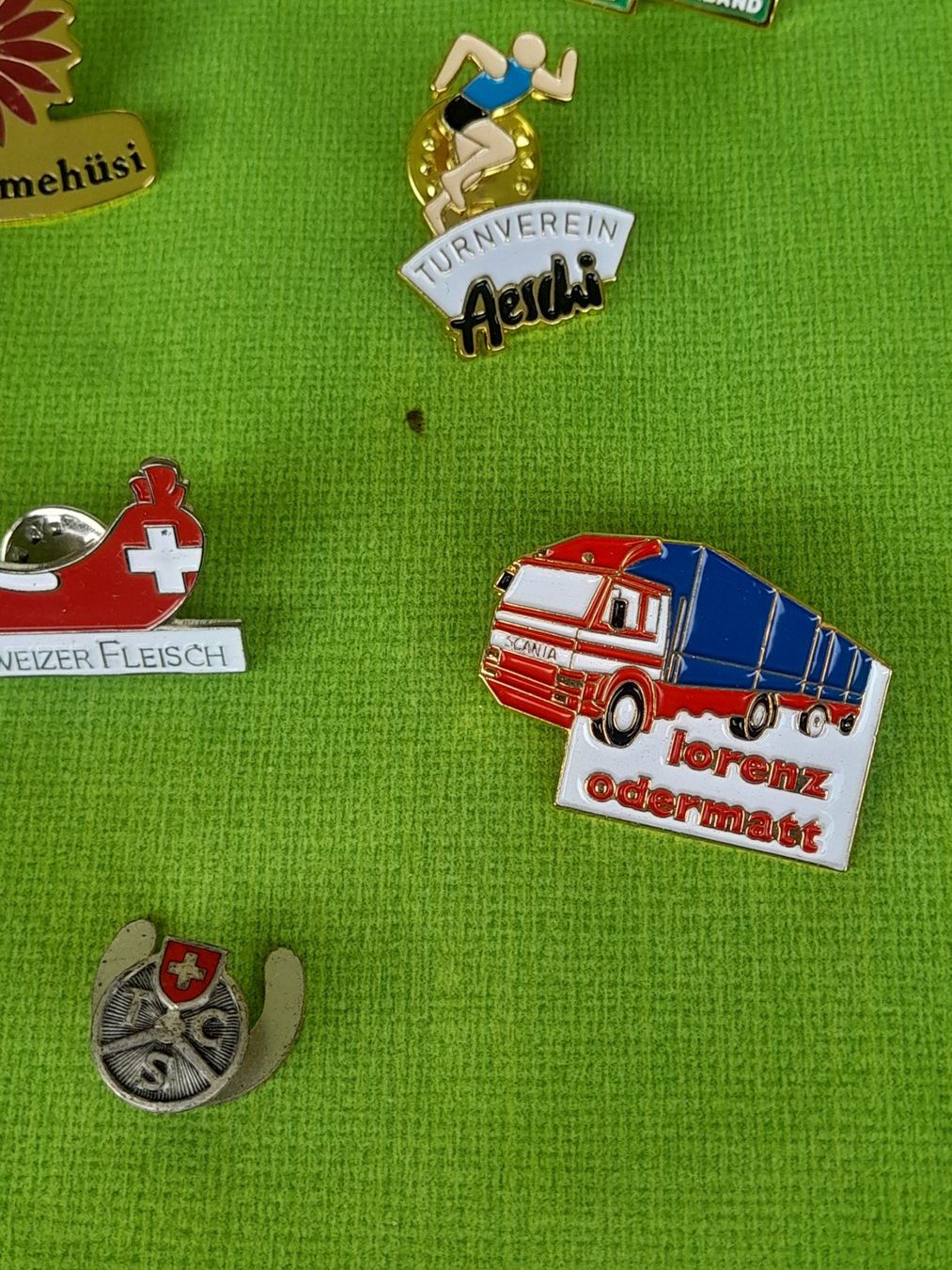 Placchette & Badge: Lot Pins/Anstecknadeln – Usato da Aeschi b.Spiez venduto da 52_wochen 4