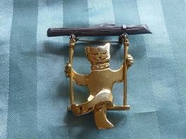 Designer Brosche Büsi auf Schaukel
