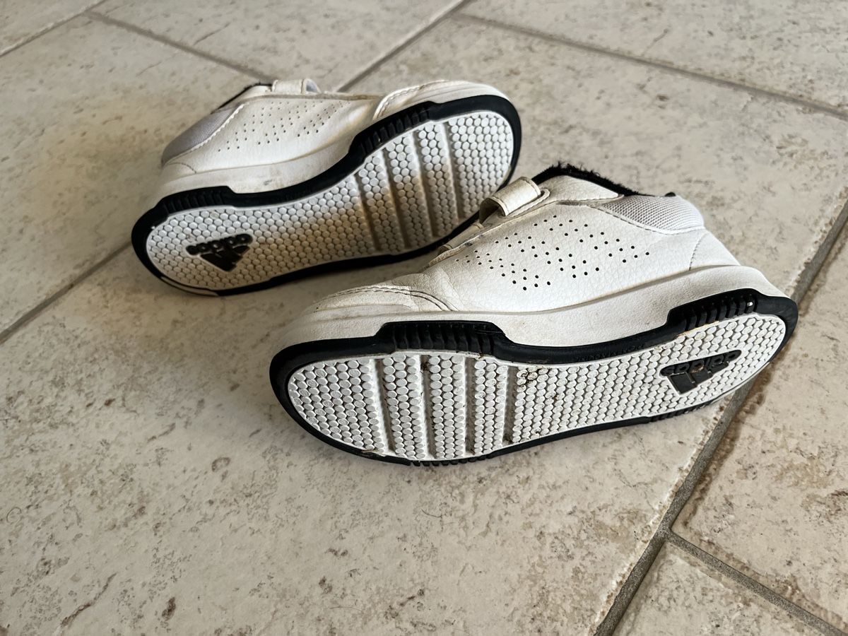 Adidas Chaussures garçon: Gebrauchte Adidas Turnschuhe  – D'occasion à Wettingen par epe_9vbf 1