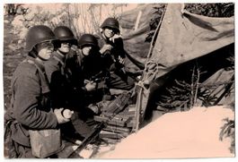 Soldaten hantieren mit Material