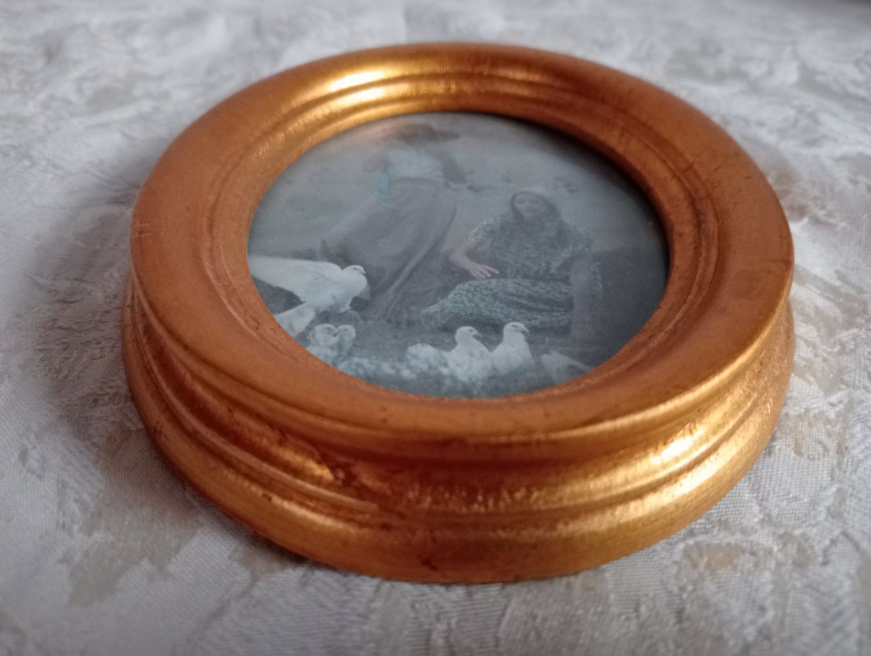 Bilderrahmen: Goldener ovaler Holz-Bilderrahmen mit Bild & Glasabdeckung – Gebraucht aus Oberdorf BL von Barocki888 2