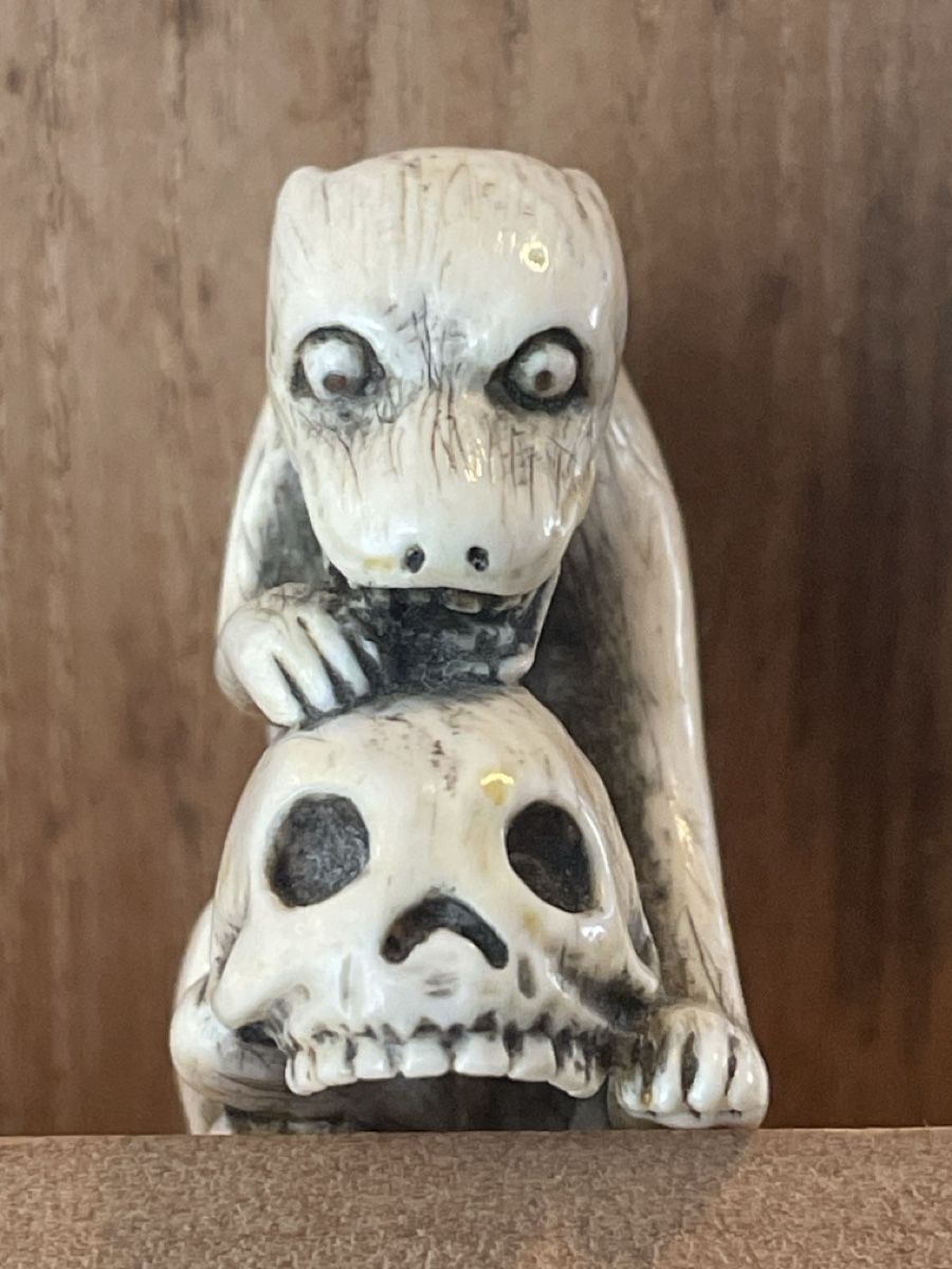 Statuette: Netsuke, sitzender Wolf oder Hund mit Schädel – Usato da Embrach venduto da Gauvain1 1
