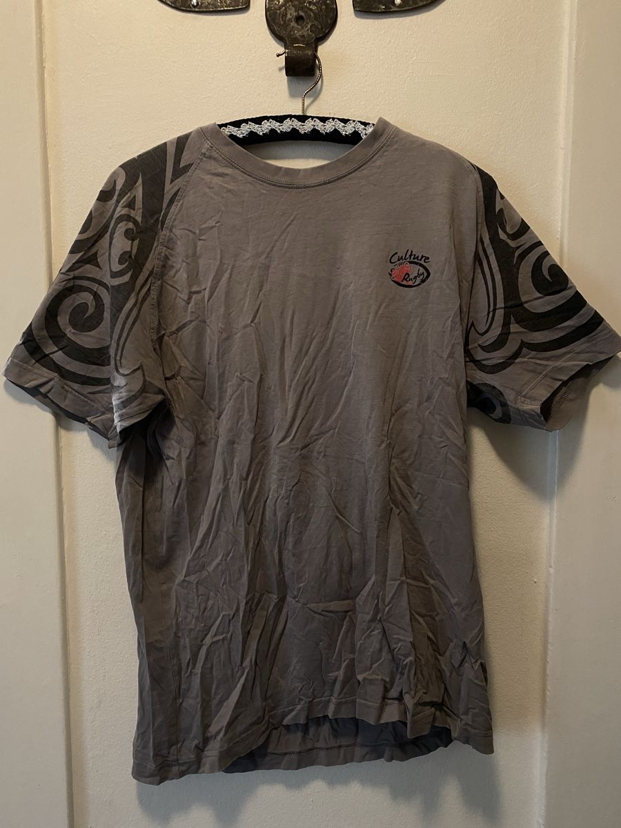 T-shirt: Tribal muster t-shirt – Usato da bern venduto da lee.vi.vi