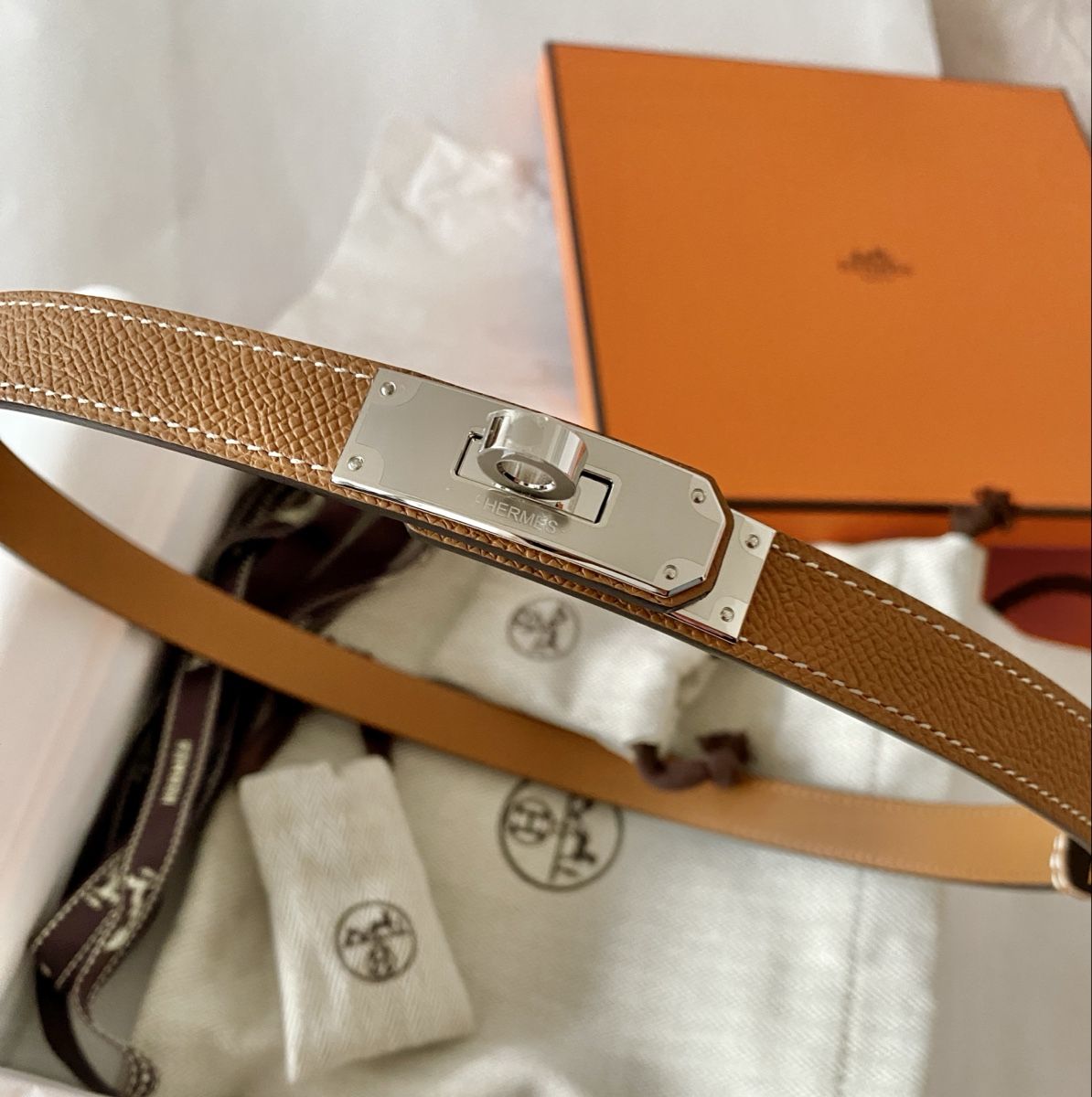 Hermès Gürtel: Hermès Kelly Belt Gold PHW – Neu und originalverpackt aus Genève von Sally_LuxxyGeneva