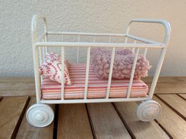 Babybett für Puppenhaus, passt auch zu Maileg (rosa)