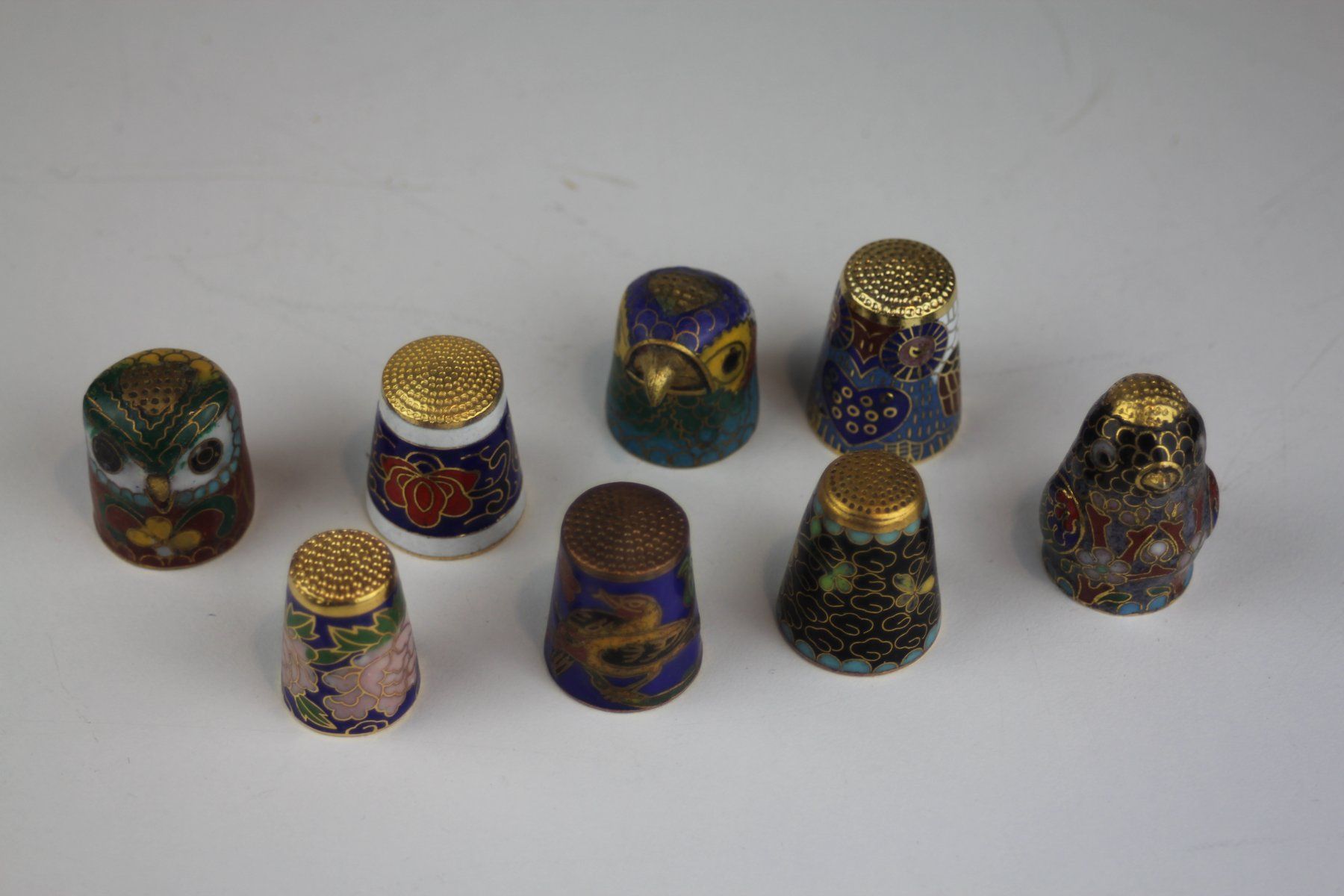 Ditali: 8 Fingerhüte Cloisonné Email Sammlung – Usato da Basel venduto da IRMAundFRED