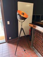 Stehlampe auf Dreibein-Stativ