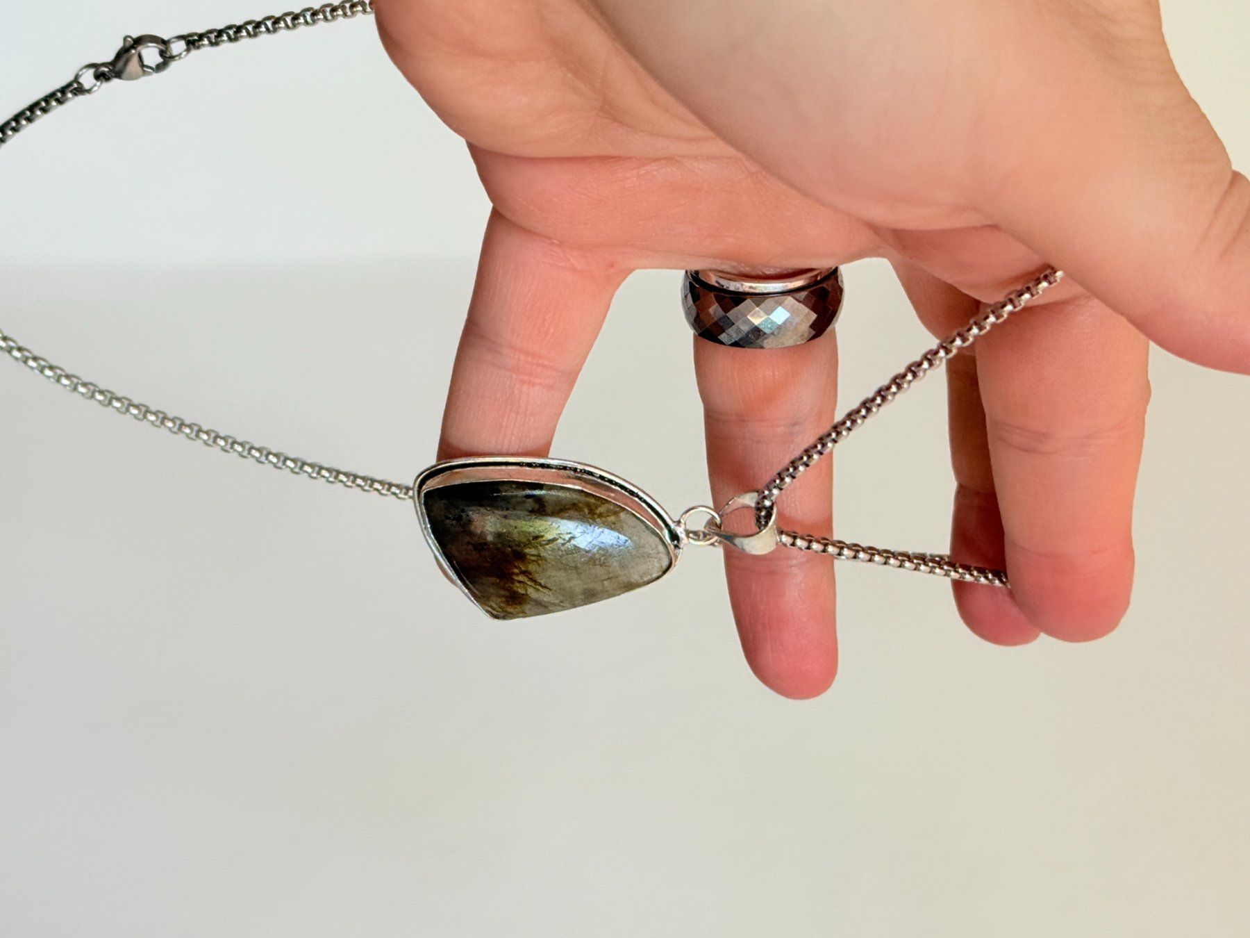 Colliers: Collier Labradorite - Élégance et Mystère 💎 – Neuf avec emballage d'origine à Genève par AWWA 7