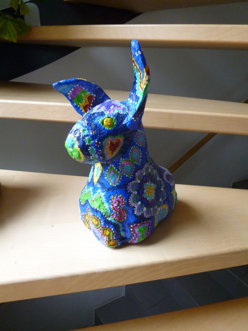 Statuette: blau-bunter HASE   KUNST Pappe handmade  Osterhase – Usato da Dättlikon venduto da Mamakuga 3