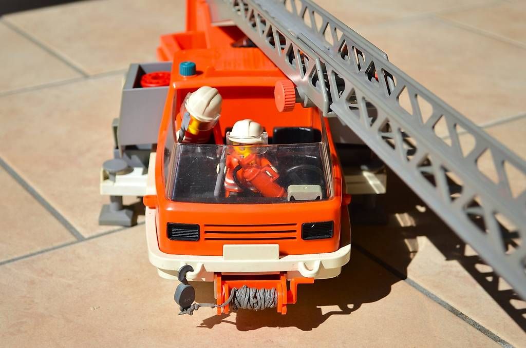 Playmobil Giocattoli: Playmobil Feuerwehrauto Gross – Usato da Wolhusen venduto da Donbrain 2