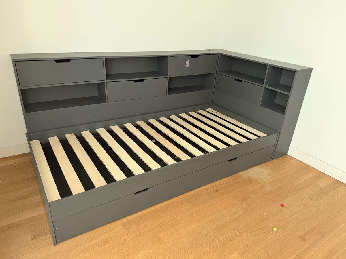 Lits: Corner Bed with Storage Grey perfect condition – D'occasion à Zollikerberg par for_qpd5