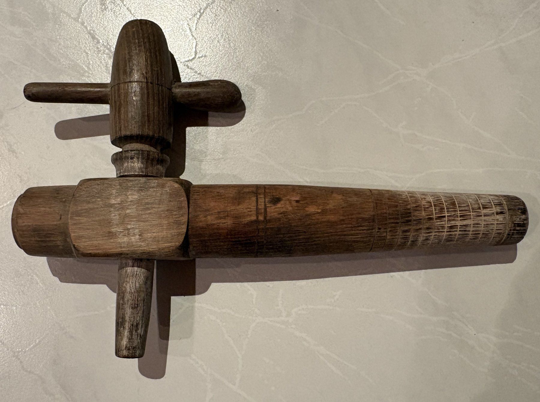 Alle Dekorationen: Zapfhahn aus Holz, Vintage – Gebraucht aus Neukirch-Egnach von Phion 4