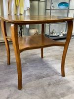 Schöner Salon Tisch aus Holz