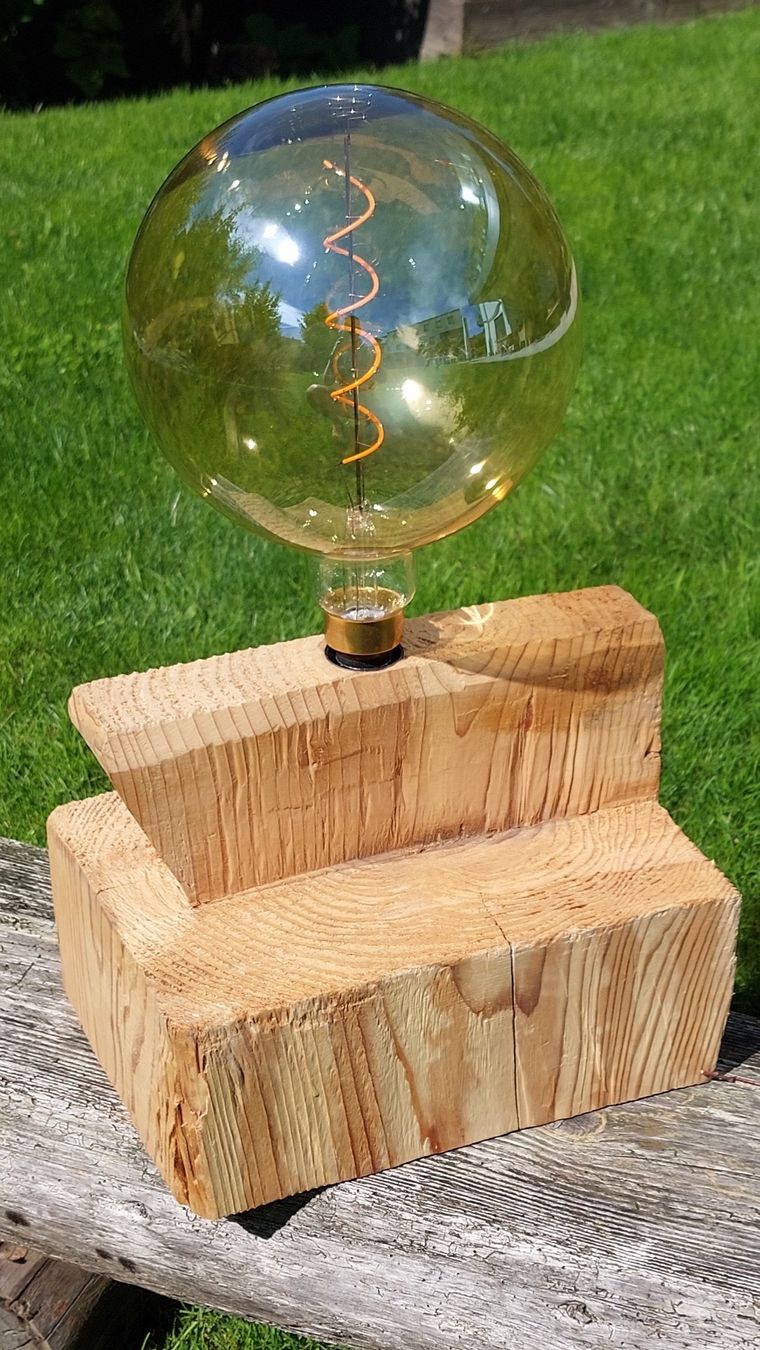 Lampen: Tischlampe Seeger mit einem Altholz-Sockel – Neu und originalverpackt aus Egnach von Oldwoodstyle