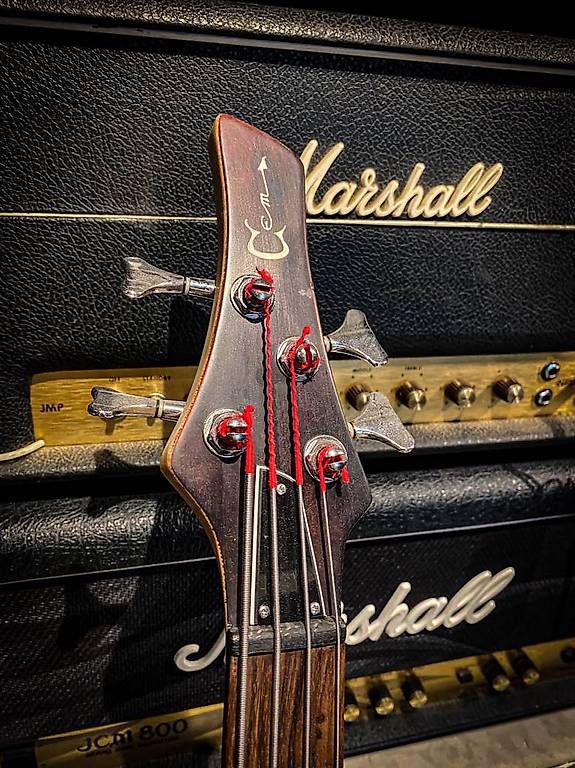 Strumenti musicali: Basse Tribal Cem – Usato da Montreux venduto da Alligator-AMPS 4