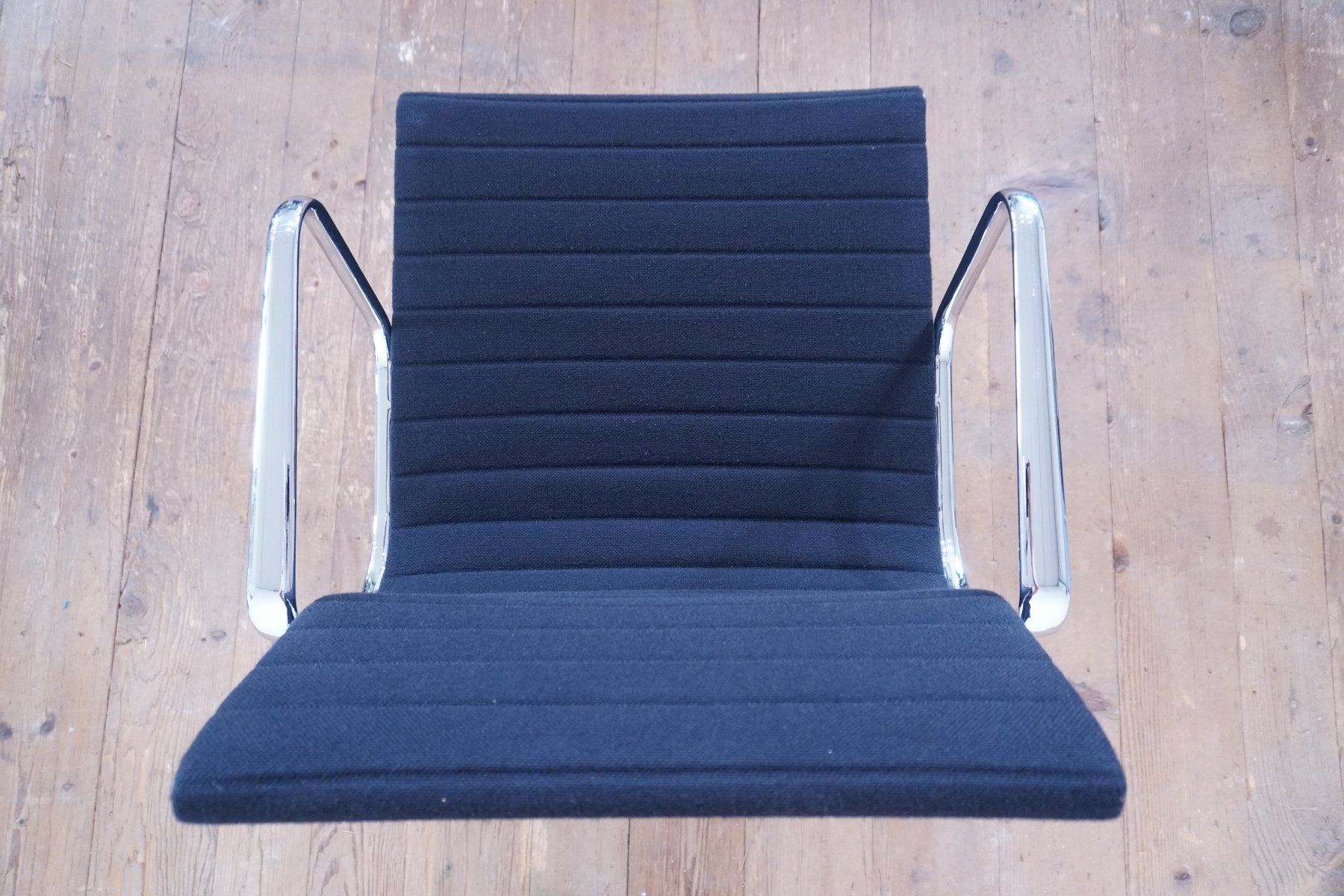 Vitra Sedie: Vitra Eames Alu Chair EA108 Hopsak nero – Usato da Bad Zurzach venduto da QLASSIQ 5