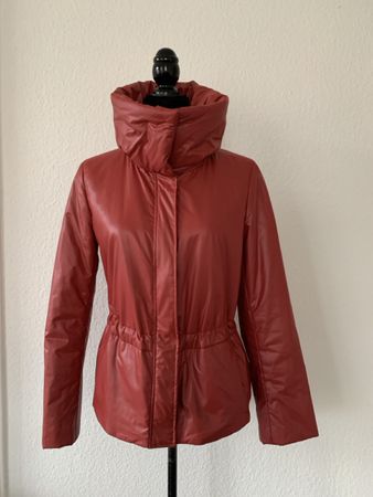AKRIS: Exklusive leicht wattierte, rote Jacke, 36