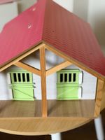 Spielzeug Bauernhof mit pinkiges Dach und grünen Toren