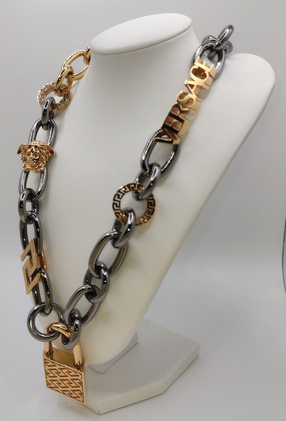 Versace Catenine: Versace & Greca Halskette mit Vorhängeschloss – Usato da Zürich venduto da dal_64sr 3