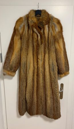 Eleganter langer Pelzmantel