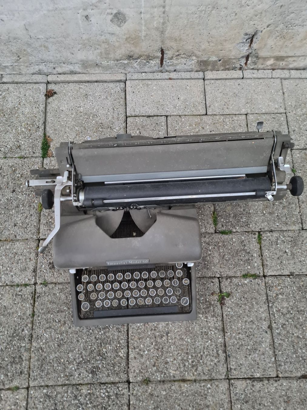Macchine da scrivere: Machine à écrire ancienne Imperial – Usato da Monthey venduto da 187-zeroo 8