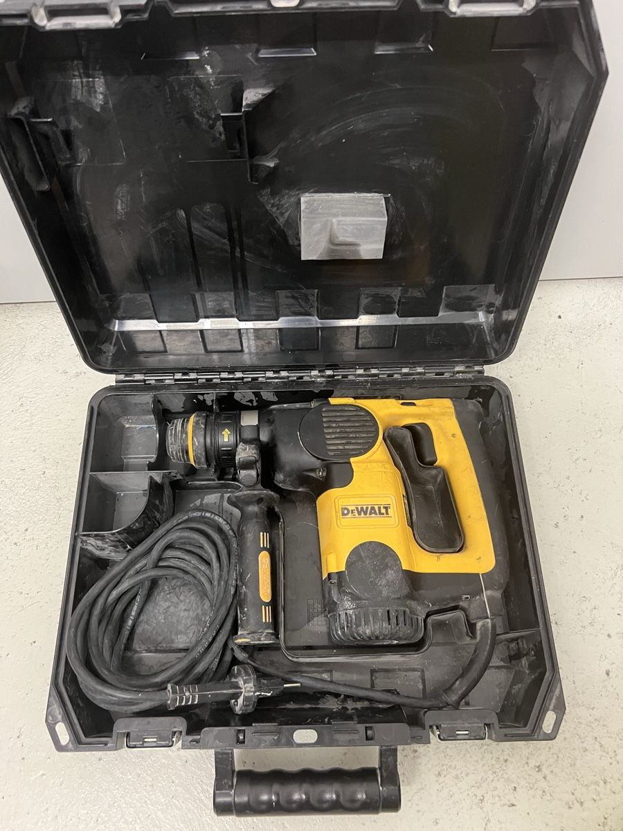Dewalt Tutti gli attrezzi: Dewalt D25330 Meisselhammer – Usato da Holziken venduto da 181281