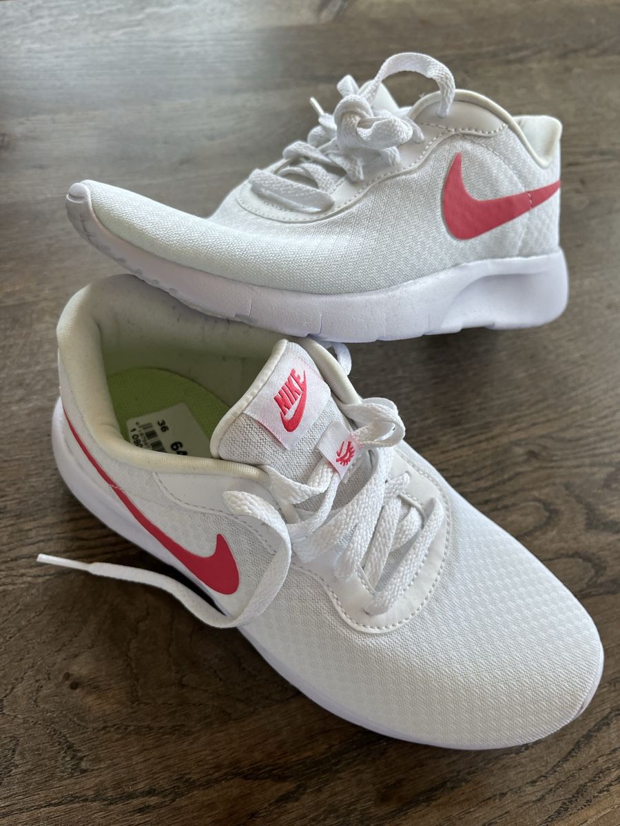 Schuhe für Mädchen: Nike Turnschuhe mit weisser Sohle – Neu (gemäss Beschreibung) aus Rosshäusern von Travellerz