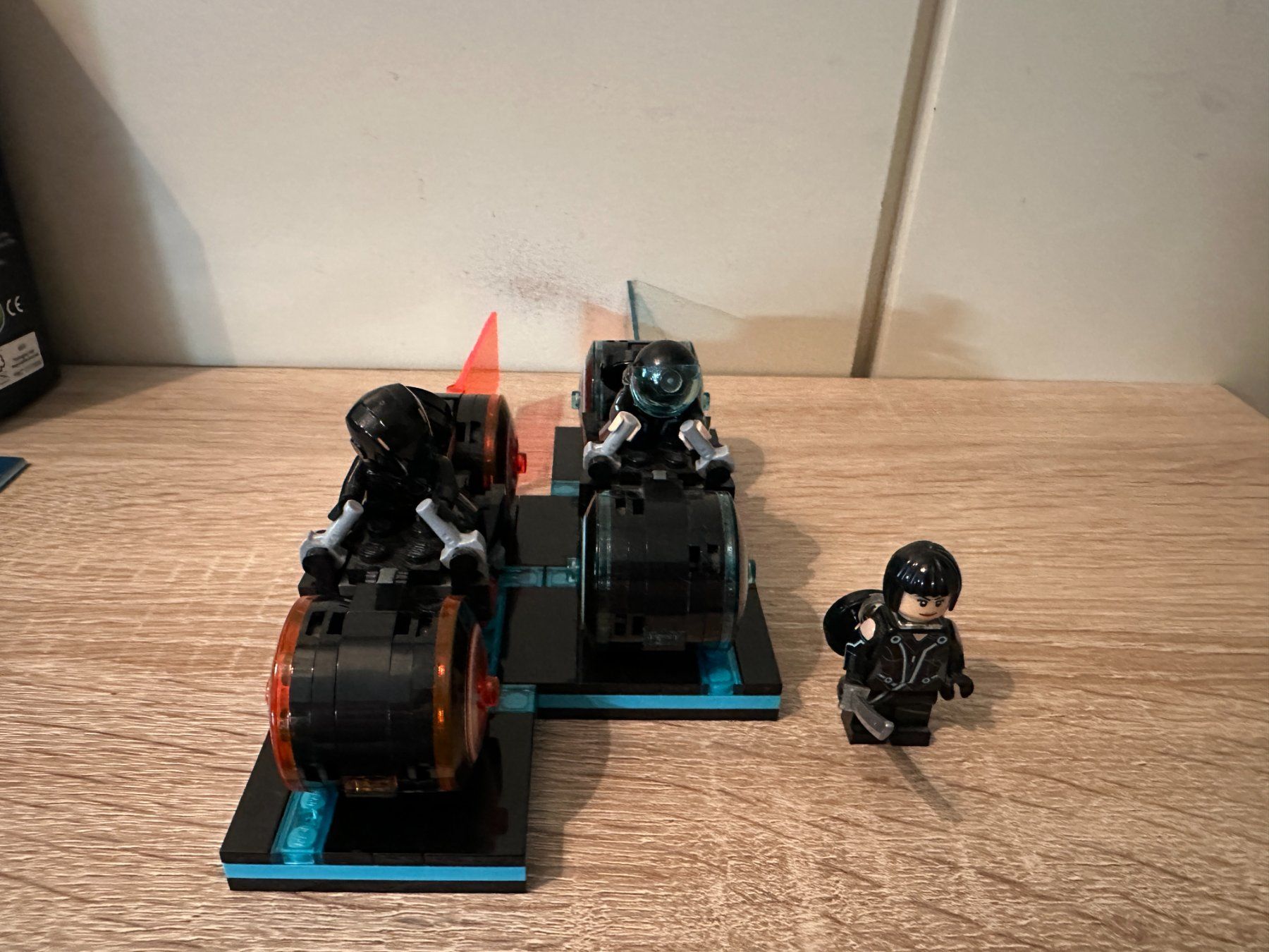 Lego Kit di costruzioni: LEGO 21314 TRON: Legacy Lightcycle – Usato da Basel venduto da Don-Angel 4